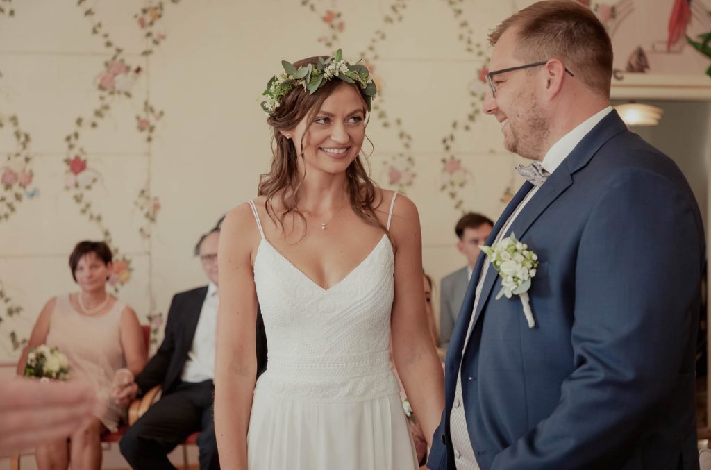 Matthias und Lenka im Standesamt